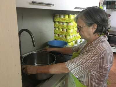 �Preparo ci� che mi portano � spiega -. In tanti mi danno una mano, anche i supermercati della zona che mi lasciano ci� che non riescono a vendere. In cucina per� non mi aiuta nessuno e anche le pulizie le faccio io, talvolta  soccorsa da qualche volontario�
